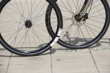 Dank des "Airless"-Systems sind Scherben für Radfahrer kein Problem mehr: Statt des herkömmlichen Luftschlauchs findet sich im Reifen ein Kunststoffring, dem nie die Luft ausgeht.