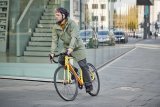 Gute Bekleidung für das Fahrradfahren in den kühleren Monaten ist wind- und wasserdicht, dabei aber atmungsaktiv, und verfügt über ein wärmendes Futter. Idealerweise macht man damit auch ohne Fahrrad eine gute Figur.