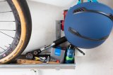 Im Unterstellbereich von Fahrrädern sollte auch gleich Raum für ein kleines Sortiment an Wartungsmaterial sein: Luftpumpe, Multitool, Öl bzw. Kettenspray, Ersatzschlauch usw.