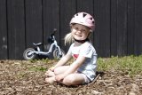 Ob Laufrad, Roller oder Fahrrad: Zur Mobilität auf zwei Rädern gehört gerade für kleinere Kinder auf jeden Fall der Helm. 