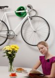 Dank praktischer Wandhalterungen lässt sich das Fahrrad sicher und platzsparend in der Wohnung verstauen.