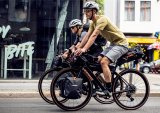 Kleine Taschen, gut komprimiert und eng am Rad verzurrt - so sieht ein Bikepacking-Outfit aus.