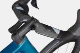 Detailansicht eines aerodynamisch geformten Carbonlenkers an einem Rennrad.