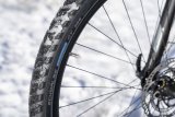Mit angepasster Bereifung durch die wechslenden Jahreszeiten zu rollen ist auch für Radfahrer eine Frage der Sicherheit. Die Auswahkl an besonders wintertauglichen Reifen wächst.