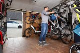 Am besten lassen Fahrräder sich senkrecht an der Wand unterbringen. So bleibt viel Bewegungsfreiheit im Raum zum Ein- und Ausparken, Luftdruck checken und Kette ölen - wenn es sein muss.