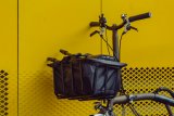 Dieser praktische Gepäckkorb passt ideal an das Brompton-Faltrad. Er muss zum Falten nicht einmal abgenommen werden.