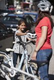 Vorbildwirkung: Wie man's beim Radfahren richtig macht, schauen sich Kinder bevorzugt von den Eltern ab. Diese sollten sich also regelkonform verhalten und auch den Helm nicht vergessen.