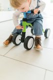 Dieses Kinderfahrzeug belässt die Beine der Kleinen beim Fahren in einer natürlicheren Haltung als die verbreiteten Rutschautos. 