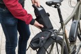 Die "Battery Bag" von Fahrer Berlin ist als wasserdichte, polsternde One-size-fits-all-Hülle für den häufig mitgeführten Zweitakku konzipiert. Sie kann auf dem Gepäckträger wie auch am Rahmen befestigt werden.