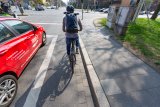 Ja, Fahrräder dürfen Autos rechts überholen, etwa vor einer Ampel. Das gilt auch, wenn zwar kein Fahrradweg, aber ausreichend Platz vorhanden ist und sich der Fahrradfahrer entsprechend vorsichtig verhält.