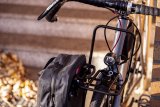 Accessoirespezialist Fahrer Berlin bietet einen schlank bauenden Frontgepäckträger für Fahrräder mit den Laufradgrößen 26- und 28-Zoll an. Er trägt bis zu 15 kg Last. Auch seitliche Gepäcktaschen lassen sich problemlos montieren.
