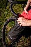 Hersteller Ortlieb bringt wasserfeste Taschen zur Montage am Gabelholm auf den Markt - etwa für Gravel-Bikes. Eine gute Ergänzung für alle, die das Micro-Adventure lieben.