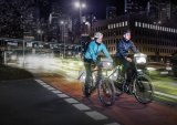 Bei jedem Wetter selbst bei Nacht gut sichtbar zu sein ist die beste Lebensversicherung für Fahrradfahrer. Ortlieb bietet seine Packtaschenserie "Ultimate 6" mit viel reflektierenden Flächen an.