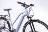 Markenimporteur Messingschlager und Motorenhersteller Brose konfigurieren gemeinsam E-Bike-Modelle für Firmen und Radvermieter, unter anderem dieses E-Trekkingrad mit in den Rahmen integriertem Akku und Brose-Mittelmotor.