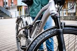 Auch ein E-Bike kann nur die Leistung auf die Straße bringen, die seine Reifen übertragen können. Da ist es sinnvoll, besonders geeignete Pneus zu wählen. GAnzjahrestauglich sollten sie zumindest beim E-City- und Trekkingbike auch gern sein.
