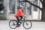 Frau fährt mit E-Bike durch Stadt