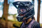 Nahaufnahme von Frau mit Fullface-Fahrradhelm und Goggle