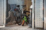 Eine abschließbare Fahrradgarage, in der mehrer Räder Platz finden und auch eine Standpumpe sicher untergebracht ist, ist der Traum vieler Radfahrer in unseren Innenstädten.