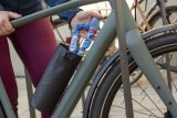 Diese praktische und wasserdichte Tasche für die Fahrradkette, etwas Werkzeug oder den Liebingssnack lässt sich an den Flaschenhalterösen befestigen.