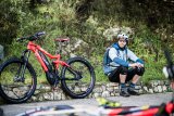 Kurze Pause für Mensch und Akku: Regelmäßiges Luftholen und Entspannen ist auch bei E-Mountainbike-Touren wichtig.