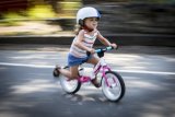 Balancieren lernen können Kinder auf einem Laufrad wunderbar. Aber Achtung: Die Geschwindigkeit übersteigt schnell das, was kleine Kinder noch verarbeiten können.