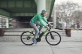 Immer jüngere Menschen finden Gefallen am E-Bike als Stadtrad. An sie richteet sich etwa das "Roadster" von Riese & Müller, das mit sportlicher Sitzposition und agiler Fahrdynamik sichtbar Spaß bereitet.