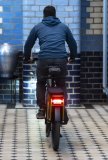 Fahrradrücklichter mit Bremslichtfunktion erhöhen die Sicherheit im Straßenverkehr erheblich. Beim Modell "Line-Brex" von Busch & Müller bringt der integrierte Beschleunigungssensor das Rücklicht bei einer Notbremsung zusätzlich noch zum Pulsieren. 