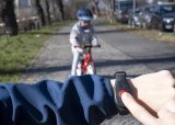 Kinder im Laufradalter haben ihr Umfeld noch nicht im Blick. Da ist es gut, eine ferngesteuerte Bremse an Bord zu wissen. "Mystopy" ist für Laufräder von Puky konzipiert und wird drahtlos ausgelöst.