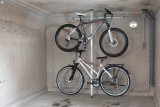 Ganz ohne Bohren läst sich diese Abstellanlage für zwei Fahrräder in Keller oder Garage anbringen. 