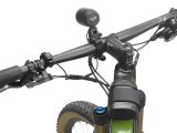 Blick auf einen Fahrradlenker mit einem Scheinwerfer, der per Kabel mit einem Akku am Rahmen verbunden ist.