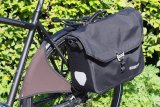 Die ideale Ausrüstung für ein Pendlerrad: Der Spritzschutz "Buxe" verhindert nasse Hosenbein und die wasserdichte "Office-Bag" hält Unterladen und Laptop trocken.