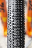 Für den sportlich-spielerischen Einsatz auf sandigen Tracks ausgerichtet ist der Reifen "Billy Bonkers" von Schwalbe. Er bietet geringes Gewicht, hohe Traktion auf losem Untergrund und Abrollkanten in der Profilmitte für höhere Rollgeschwindigkeiten.