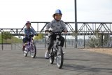 Wenn Rad und Helm passen lernt sich das Fahren fast von selbst. Mit genug Platz lassen sich auch viele spielerische Fahrübungen mit mehreren Kindern durchführen.