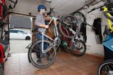 Am besten lassen Fahrräder sich senkrecht an der Wand unterbringen. So bleibt viel Bewegungsfreiheit im Raum zum Ein- und Ausparken, Luftdruck checken und Kette ölen - wenn es sein muss.