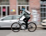 Ein Mann fährt auf einem Fahrrad durch die Stadt