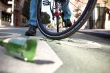 Ein pannenfester Tourenreifen stört sich auch nicht an den Glassplittern, die Radfahrern gerade in der Stadt das Leben schwermachen. 