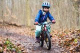 Kind fährt mit Mountainbike