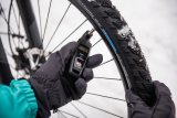 Fahrsicherheitstipp im Winter: Reifendruck moderat absenken. Unbedingt die Angaben auf der Reifenflanke beachten. Dabei hilft ein Reifendruckprüfer.