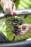 Diese innovative Diebstahlsicherung lässt sich nur öffnen, wenn das Fahrrad flach hingelegt wird. Steht es aufrecht, kann das so gesicherte Laufrad nicht ausgebaut werden.