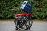 Für das Prompton-Faltrad gibt es einen passenden Gepäckkorb, der auch beim gefalteten Rad nicht im Weg ist.