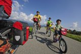 Kinder freuen sich, wenn sie wichtige Aufgaben übernehmen dürfen. Auf der Radtour kann das etwa heißen, dass sie einen Teil des Gepäcks transportieren.
