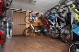 Am besten lassen Fahrräder sich senkrecht an der Wand unterbringen. Schiebetüren bieten große Türöffnungen bei geringem Platzbedarf.