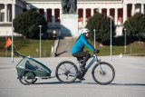 Auch ein sportlich ausgelegtes "nacktes" Fahrrad kann Transportdienstleister sein: Anhänger machen es möglich. Dieser lässt sich zudem als Jogger nutzen.