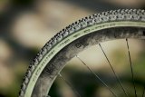 Der "G-one Ultrabite" von Reifenspezialist Schwalbe ist für den Einsatz am Gravel-Bike optimiert. Traktion und Seitenstabilität sollen damit auch offroad stets verlässlich sein. Der Reifen ist mit oder ohne Schlauch fahrbar.