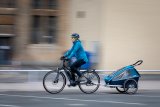 So kann urbane Mobilität heute aussehen: Belastbares Fahrrad mit E-Unterstützung, leicht koppelbarer Anhänger, witterungsangepasste Kleidung. Here we go!